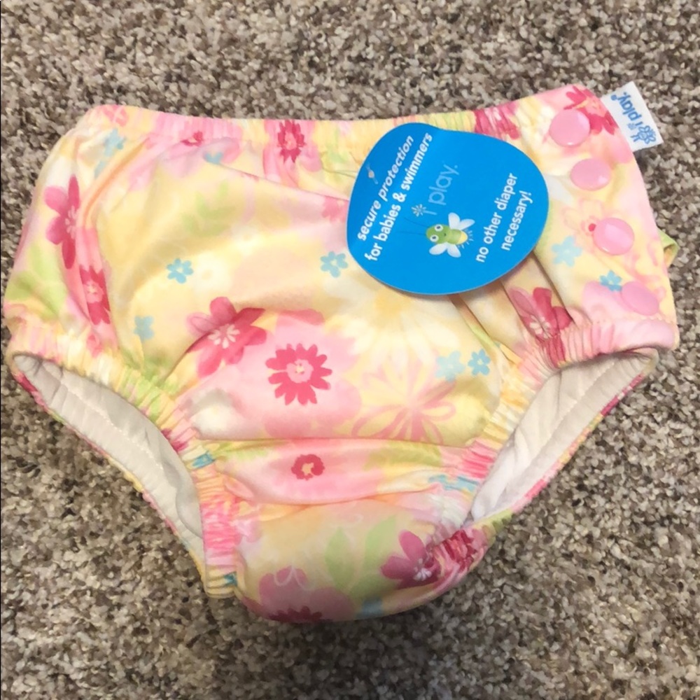 I play reuseable swim diaper